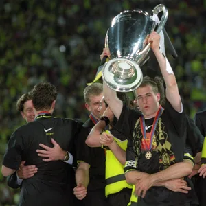 Lars Ricken hält die Champions League-Trophäe