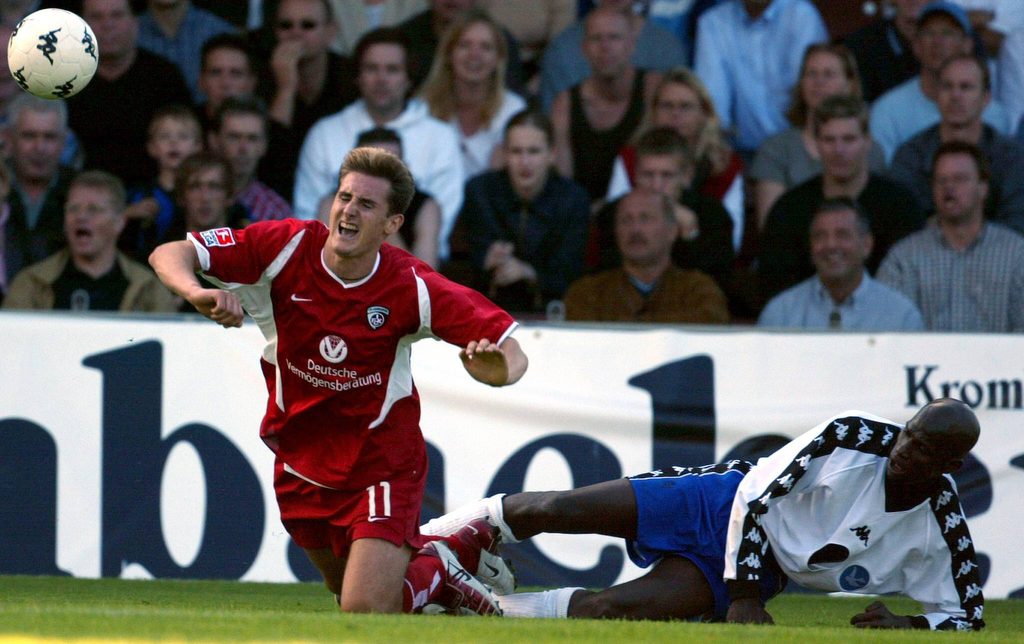 Autsch! Miroslav Klose wird von Palomas Bubacar Bah zu Fall gebracht.