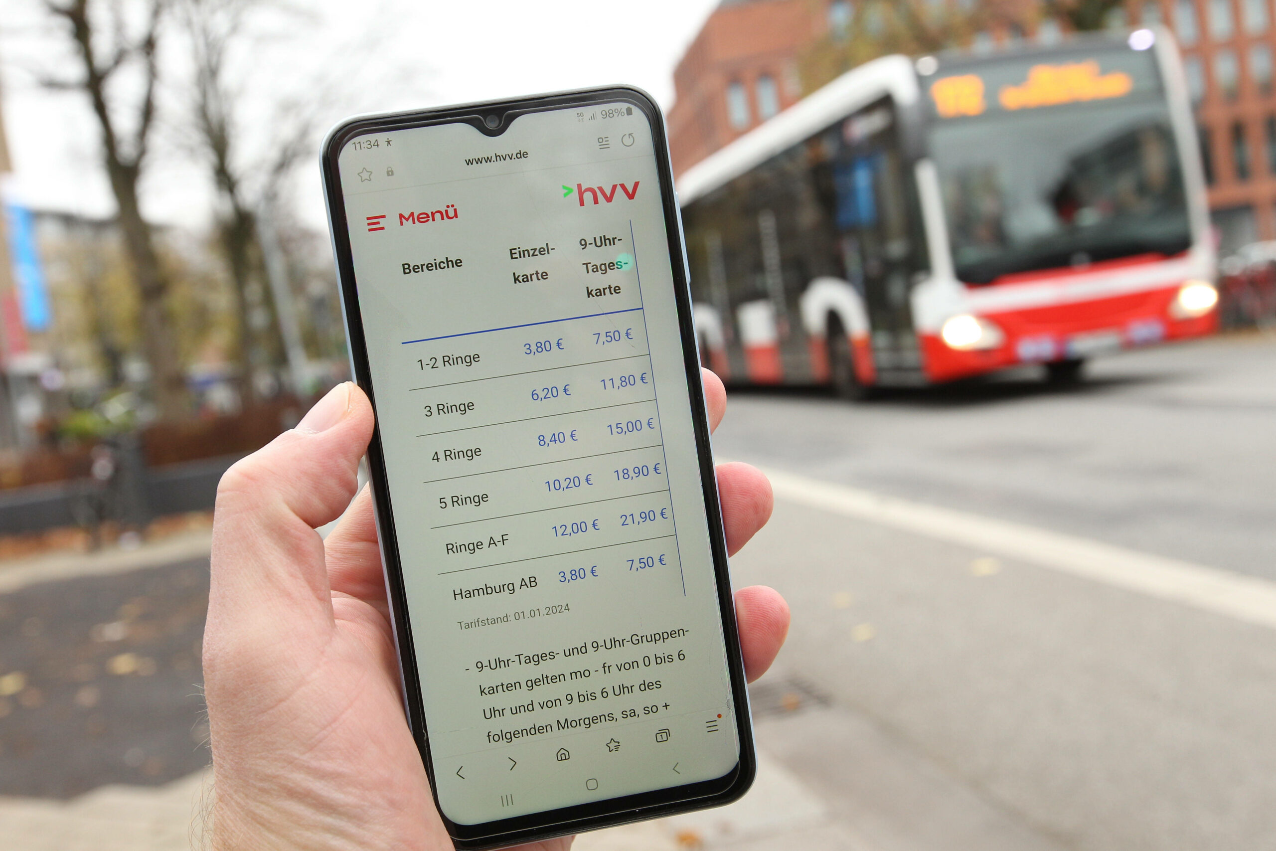 In der HVV-App kann man Verbindungen suchen und Tickets kaufen.