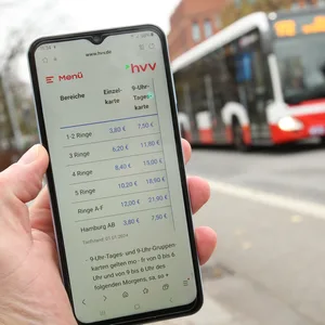 In der HVV-App kann man Verbindungen suchen und Tickets kaufen.