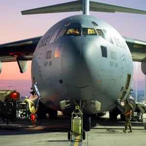 Ein US-Militärflugzeug am nun attackierten Stützpunkt Al-Udeid in Katar (Archivbild).