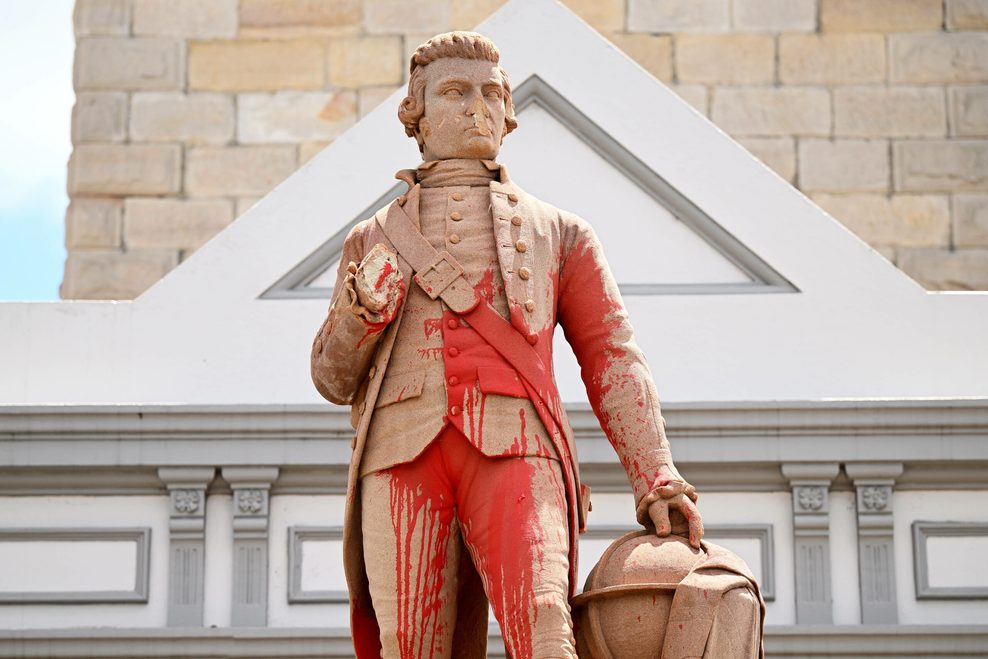Farbanschlag auf eine Statue von Kapitän James Cook in Sydney (Australien)