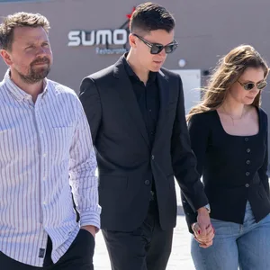 Jakob Ingebrigtsen und Elisabeth Asserson Ingebrigtsen auf dem Weg zum Gerichtssaal.