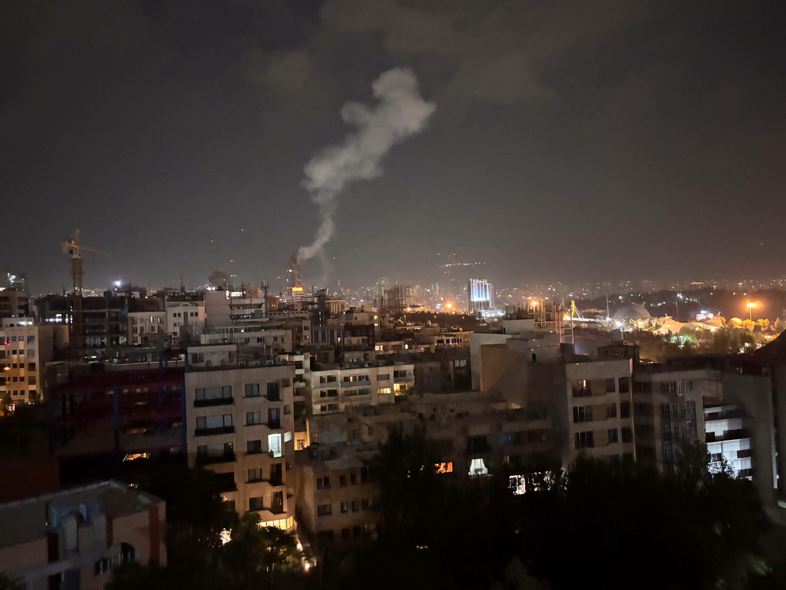 Israel attackiert den Iran: Hier ein Foto vom frühen Freitagmorgen aus der iranischen Hauptstadt Teheran. Nach einem Luftangriff steigt Rauch in den Nachthimmel.