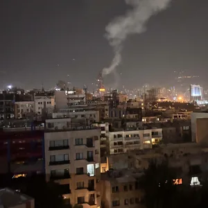 Israel attackiert den Iran: Hier ein Foto vom frühen Freitagmorgen aus der iranischen Hauptstadt Teheran. Nach einem Luftangriff steigt Rauch in den Nachthimmel.