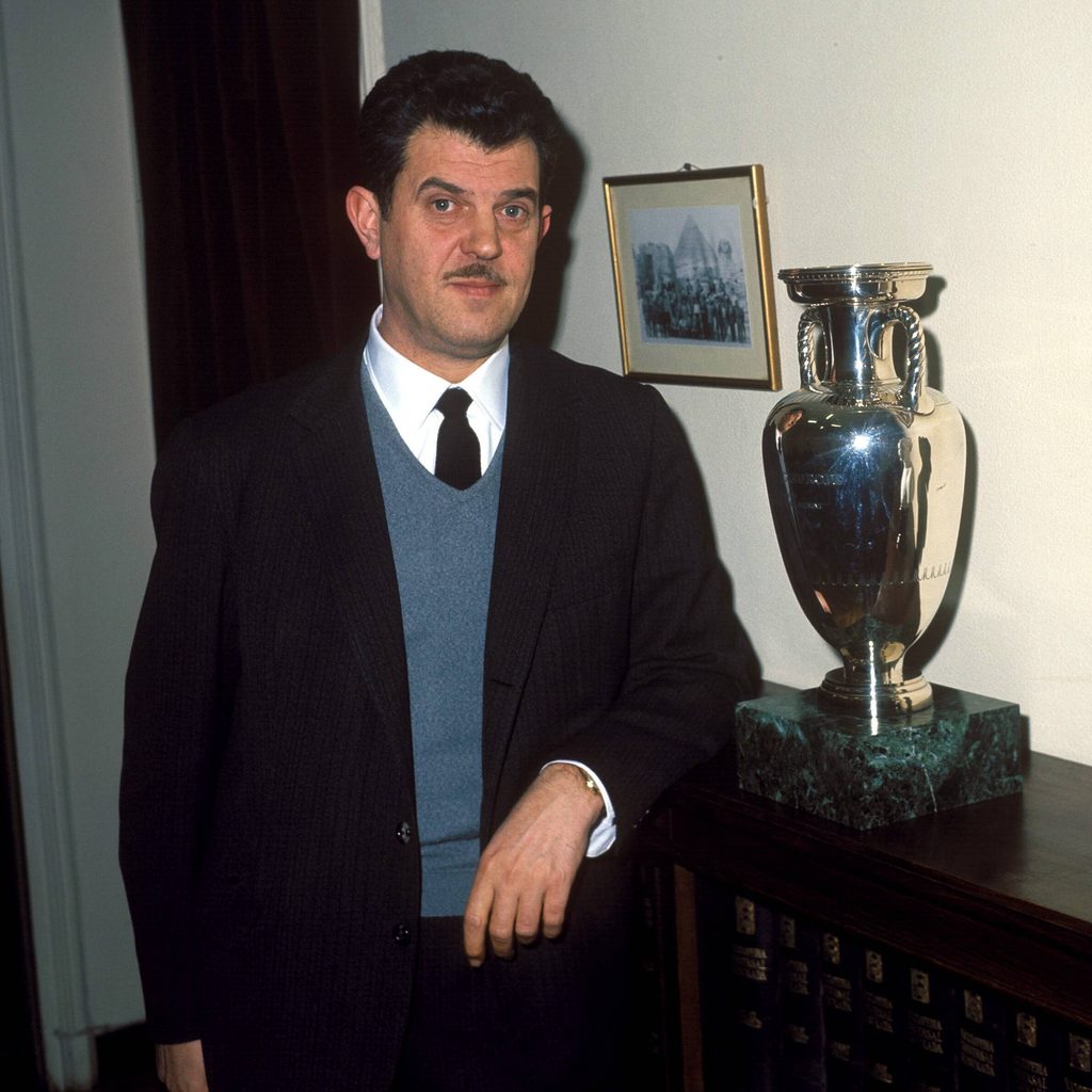 Jose Villalonga neben einer Trophäe