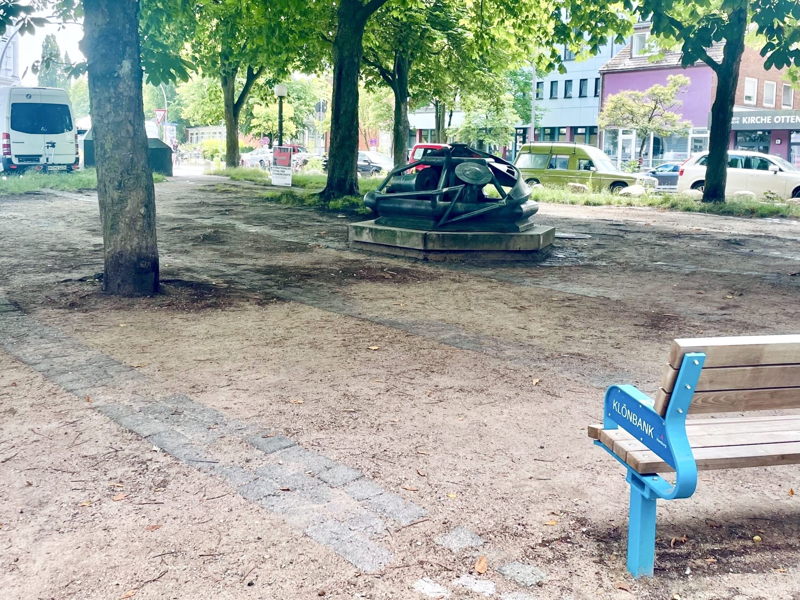 Fläche mit Bäumen und einer Bank