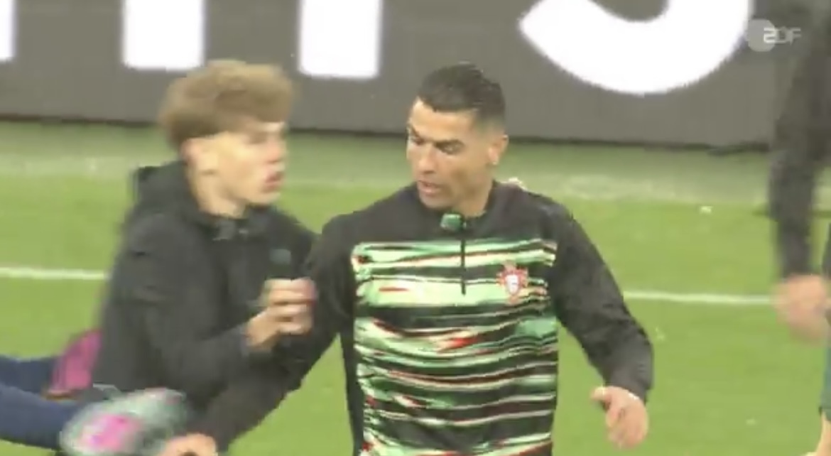 Cristiano Ronaldo bekam schon beim Aufwärmen Besuch von Fans auf dem Rasne.