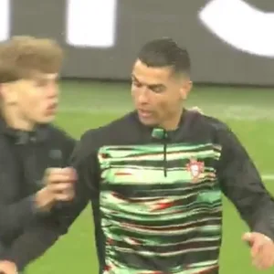 Cristiano Ronaldo bekam schon beim Aufwärmen Besuch von Fans auf dem Rasne.