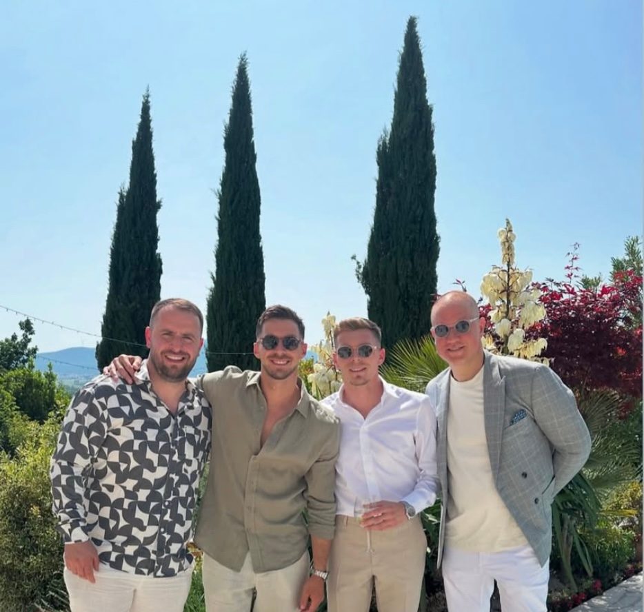 Ivan Klasnic (r.) war Gast bei der Hochzeit von HSV-Profi Emir Sahiti (2.v.r.).