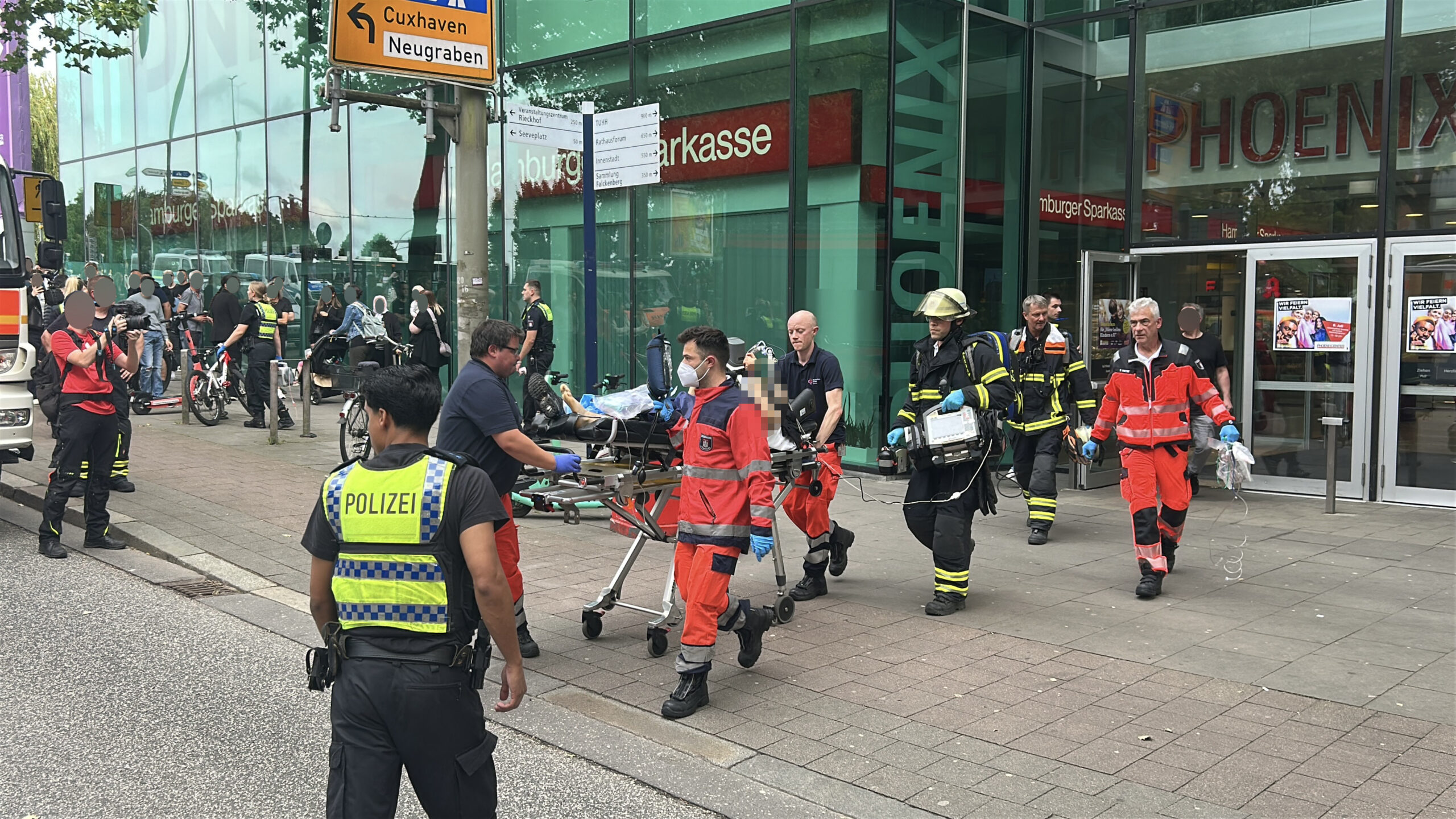 Das Opfer wurde reanimiert und schwebt in Lebensgefahr.