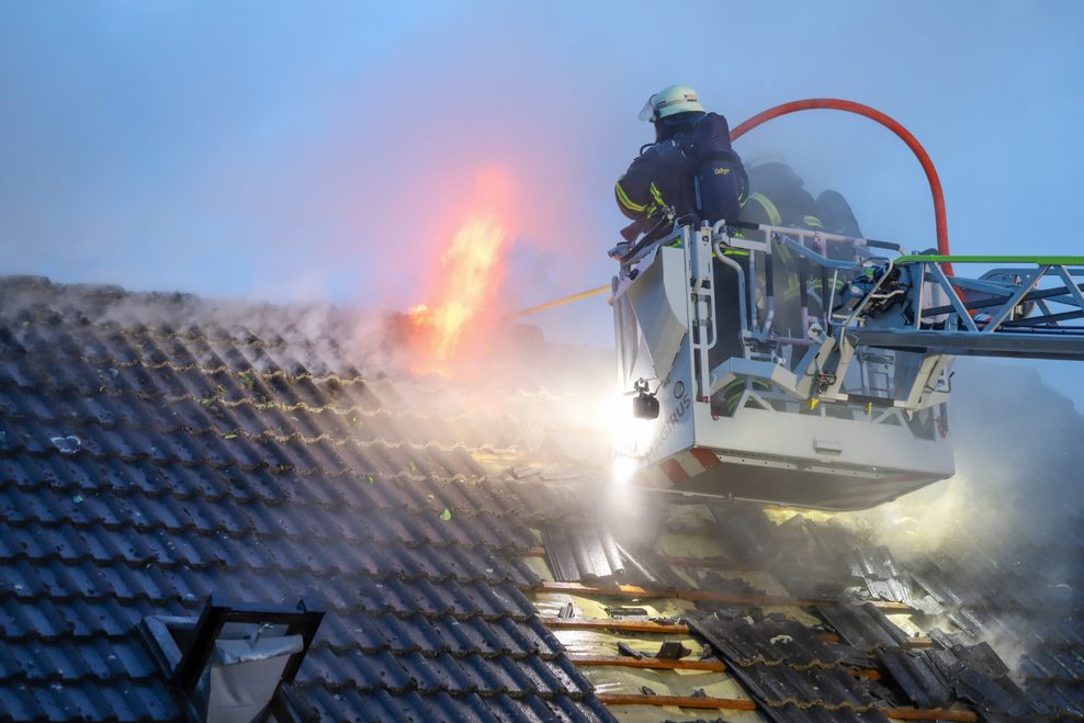 Zunächst brennt nur ein Carport. Doch das Feuer greift auf ein Wohnhaus über.