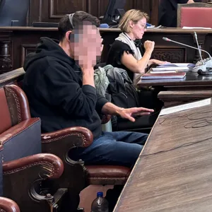 Der Angeklagte D. (l.) neben der Dolmetscherin und seinem Anwalt im Gerichtssaal des Strafjustizgebäude Hamburg.