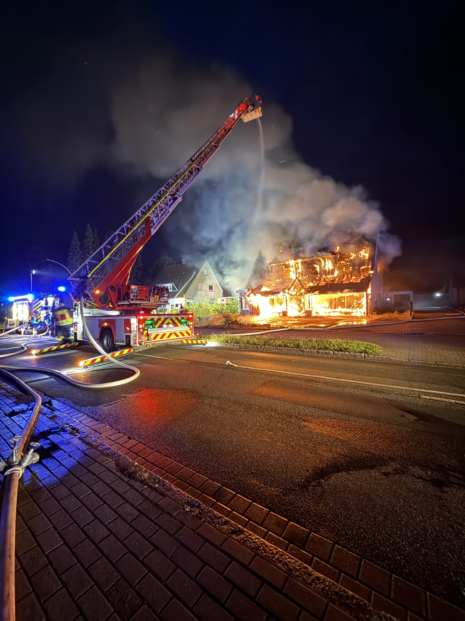 Das Haus stand komplett in Flammen.