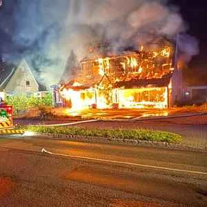 Das Haus stand komplett in Flammen.