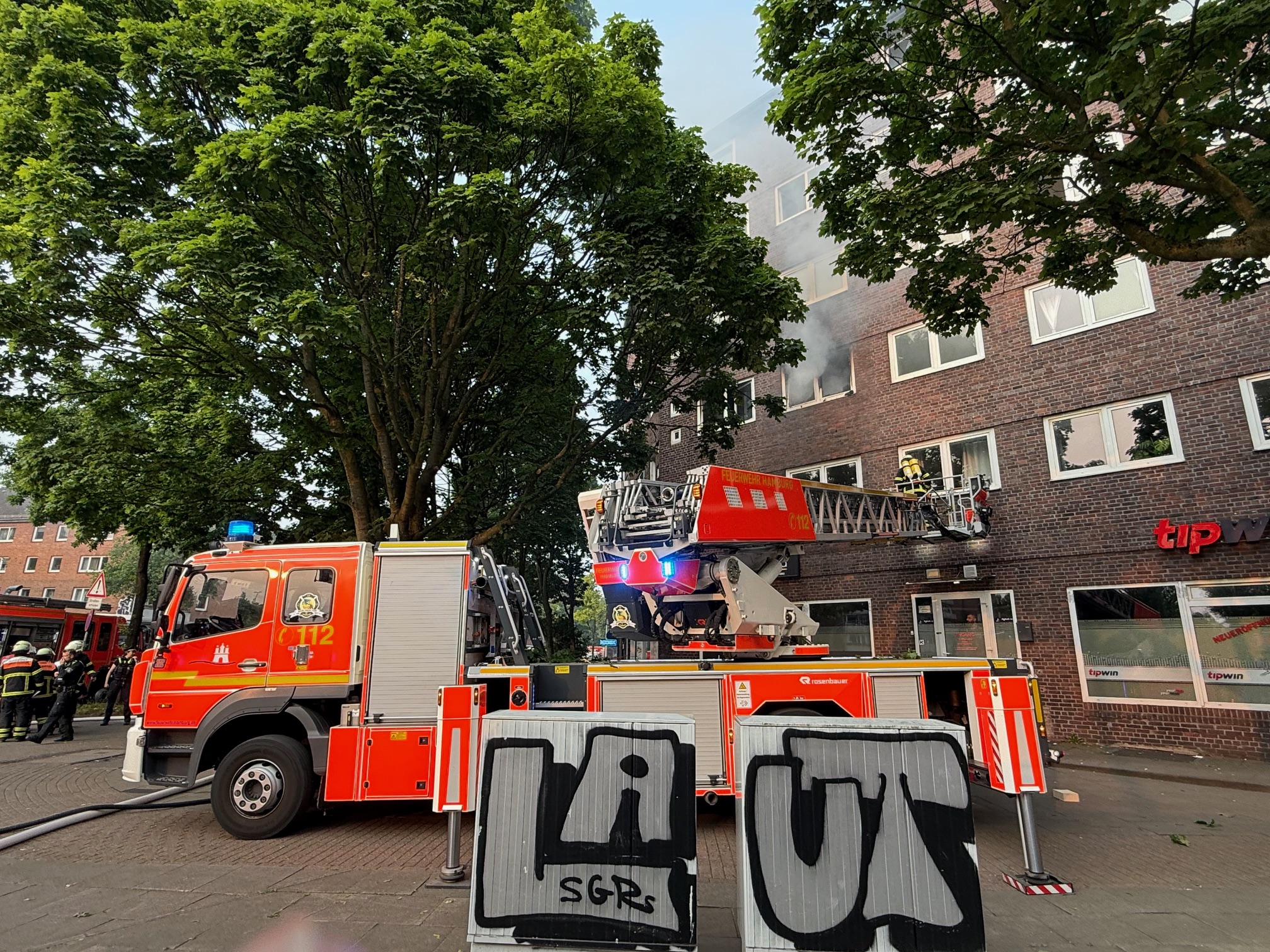 Mehrere Menschen wurden über die Drehleiter gerettet.