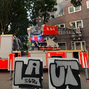 Mehrere Menschen wurden über die Drehleiter gerettet.