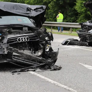 Schwerer Unfall an A7 Zufahrt in Bad Bramstedt – vier Erwachsene und ein Kleinkind schwer verletzt