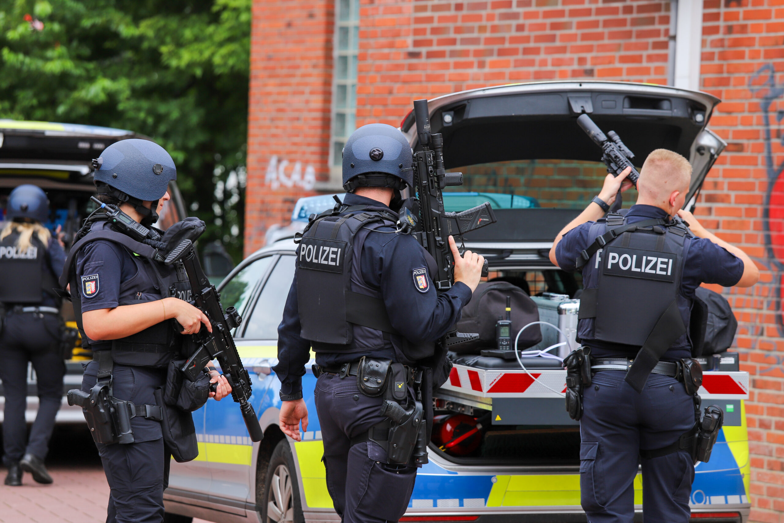 Polizisten mit Helm und Waffen.