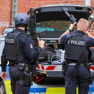 Polizisten mit Helm und Waffen.
