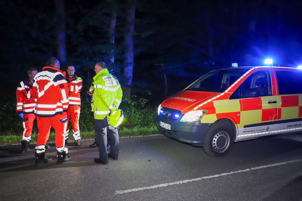 Feuerwehrfahrzeuge bei der Suchaktion in Heidmühlen nördlich von Hamburg.