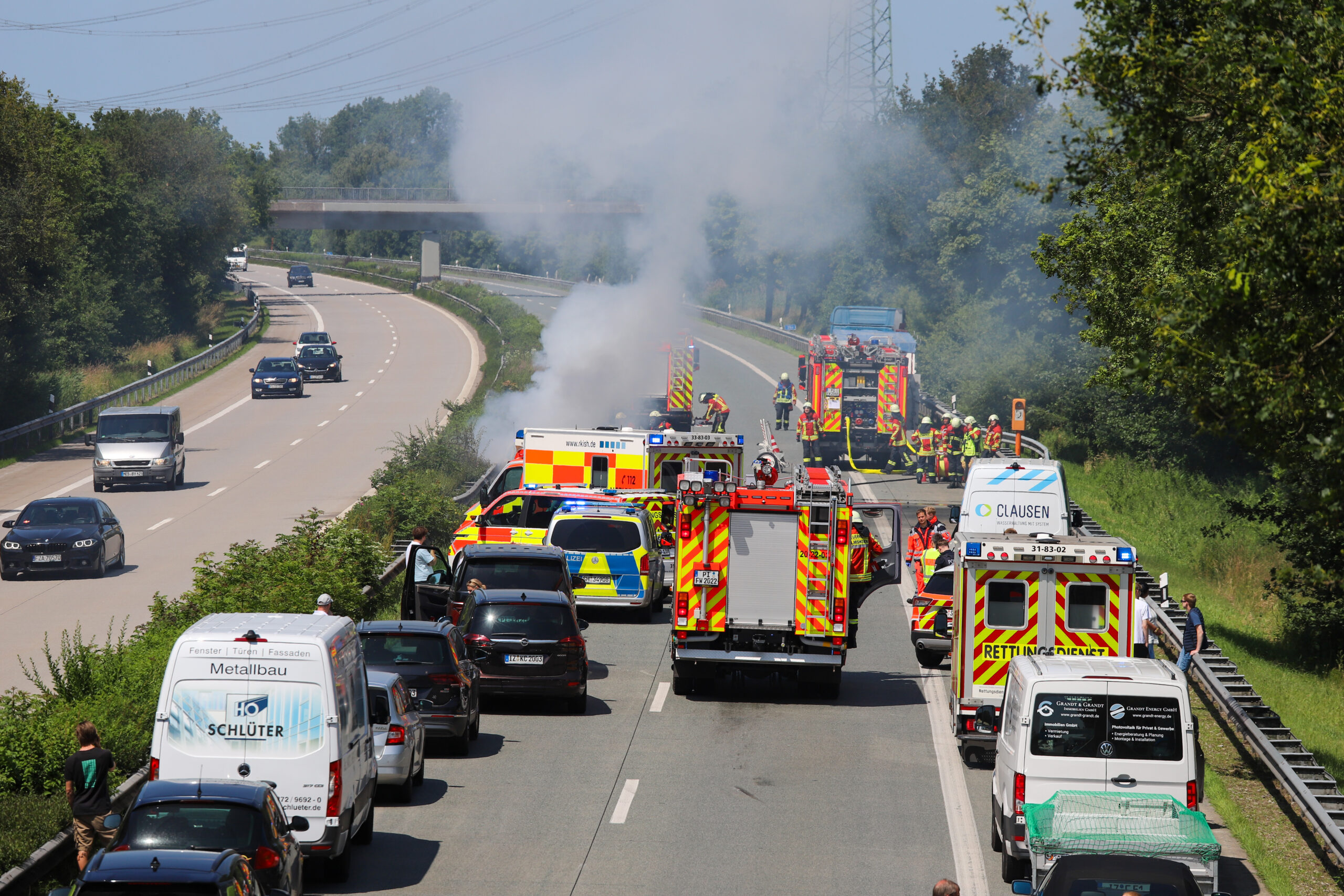 Auto geht auf A23 bei Elmshorn in Flammen auf – ein Verletzter