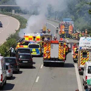 Auto geht auf A23 bei Elmshorn in Flammen auf – ein Verletzter