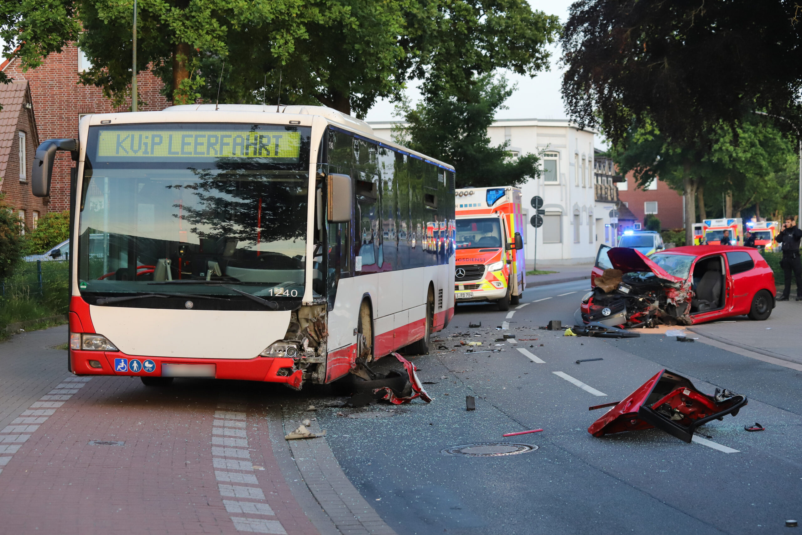 In der Mühlenstraße in Pinneberg ist am frühen Sonntagmorgen ein Auto mit einem Linienbus zusammengeprallt.