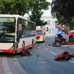 In der Mühlenstraße in Pinneberg ist am frühen Sonntagmorgen ein Auto mit einem Linienbus zusammengeprallt.