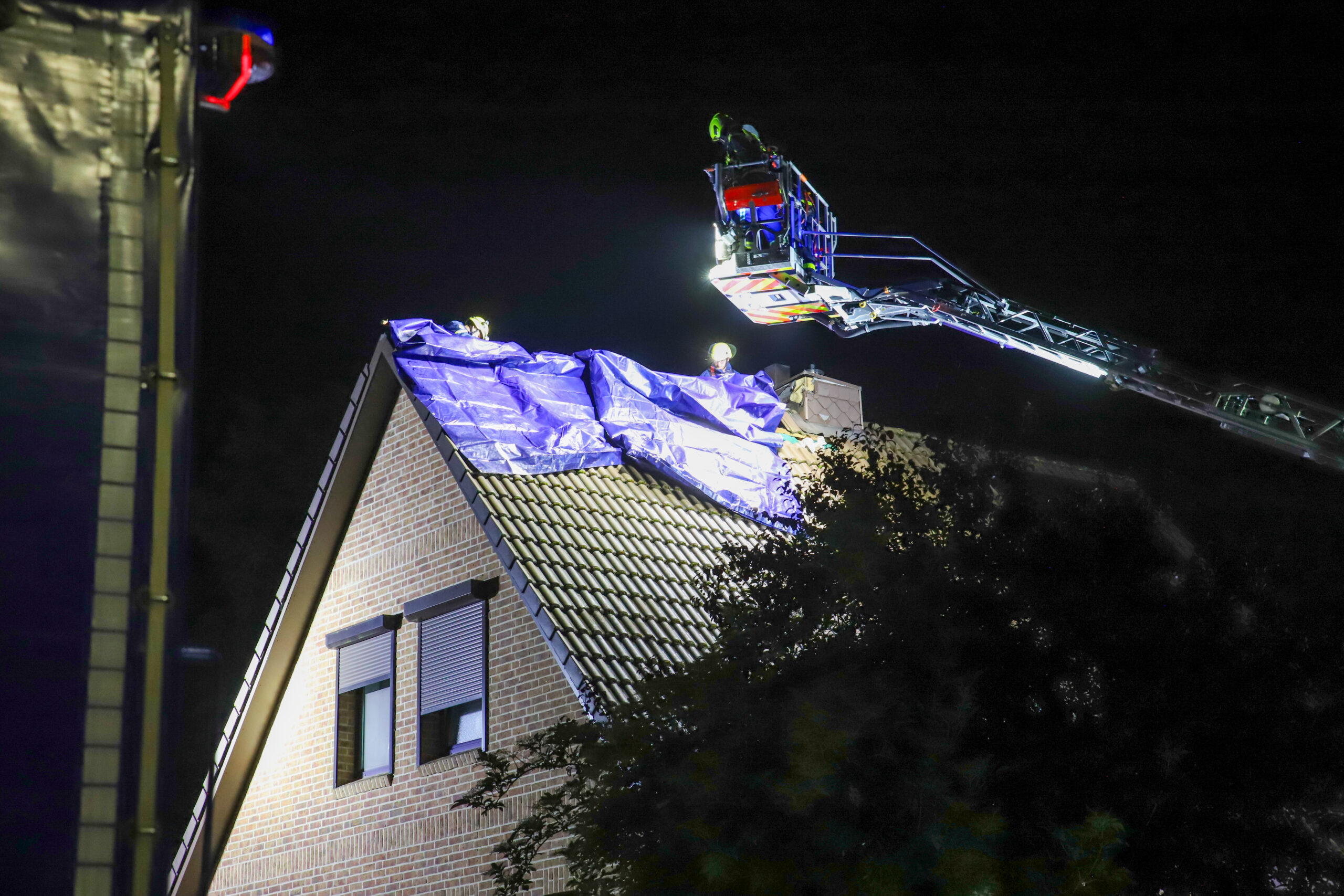 Das Dach des Einfamilienhauses wird wieder eingedeckt.