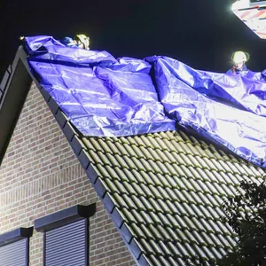 Das Dach des Einfamilienhauses wird wieder eingedeckt.