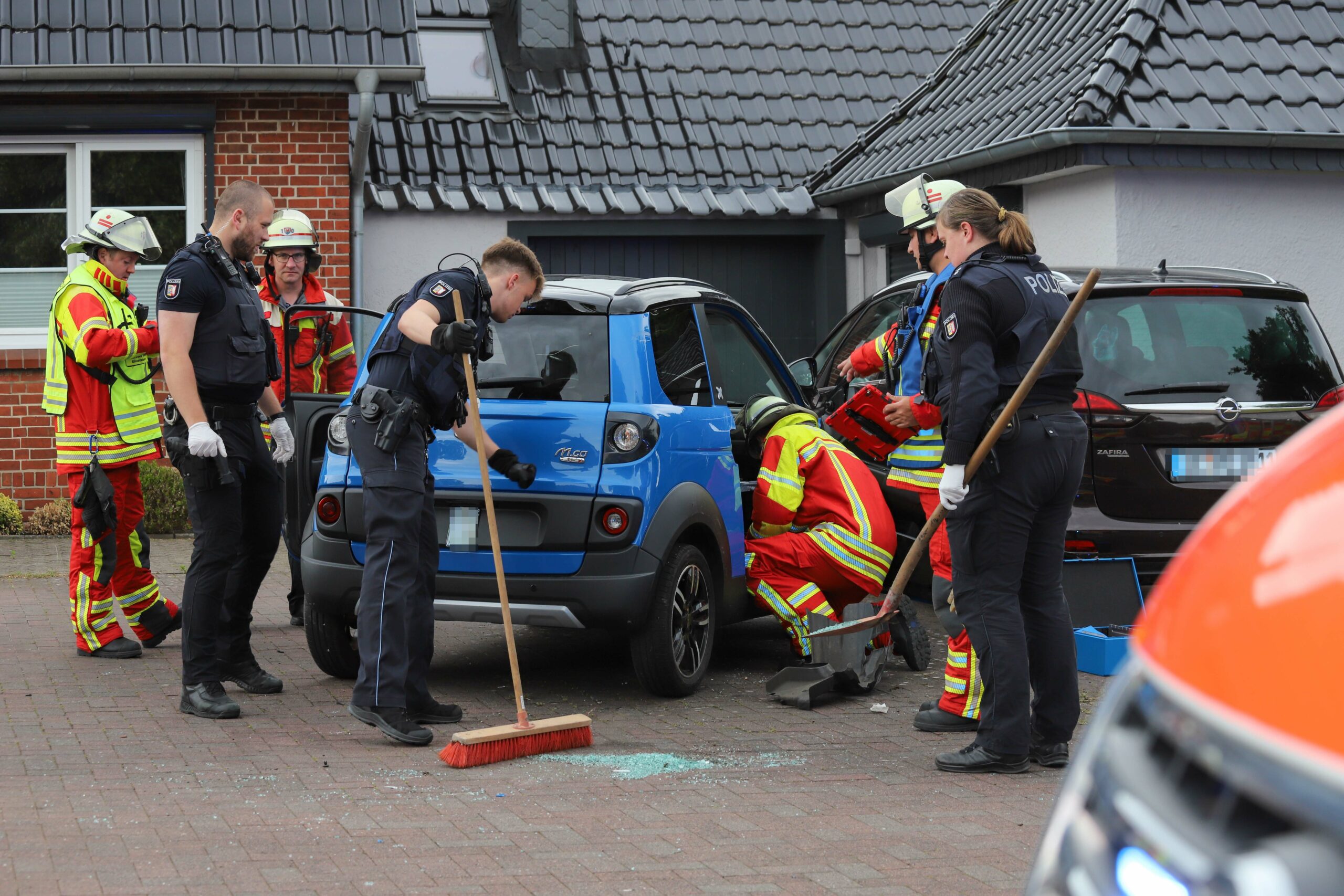 Autofahrer bricht in Itzehoe hinter Lenkrad leblos zusammen und verunfallt – Notrzt leitet Reanimation ein
