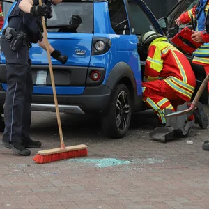 Autofahrer bricht in Itzehoe hinter Lenkrad leblos zusammen und verunfallt – Notrzt leitet Reanimation ein