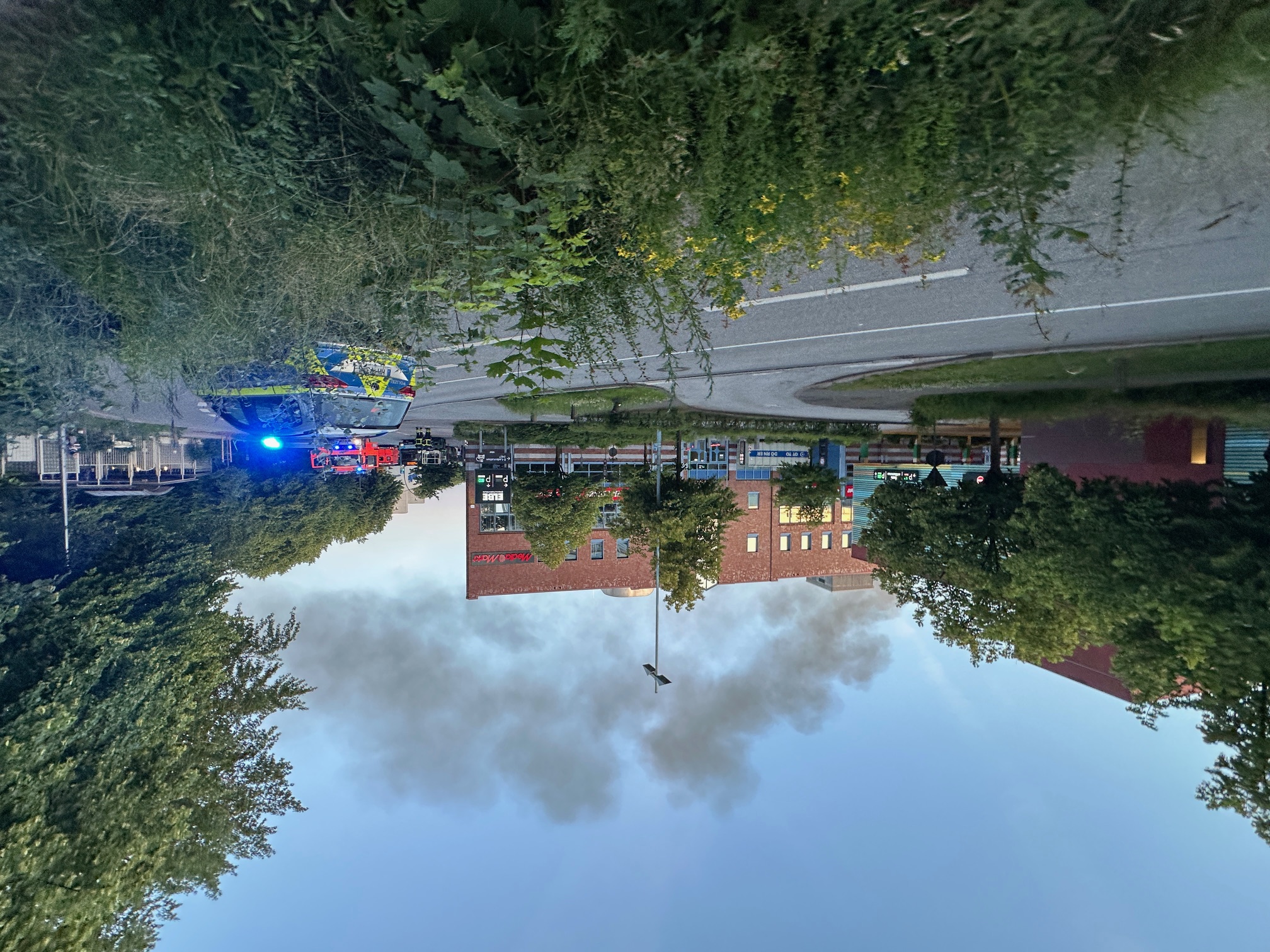 Rauch steigt über dem Elbe Einkaufszentrum auf.