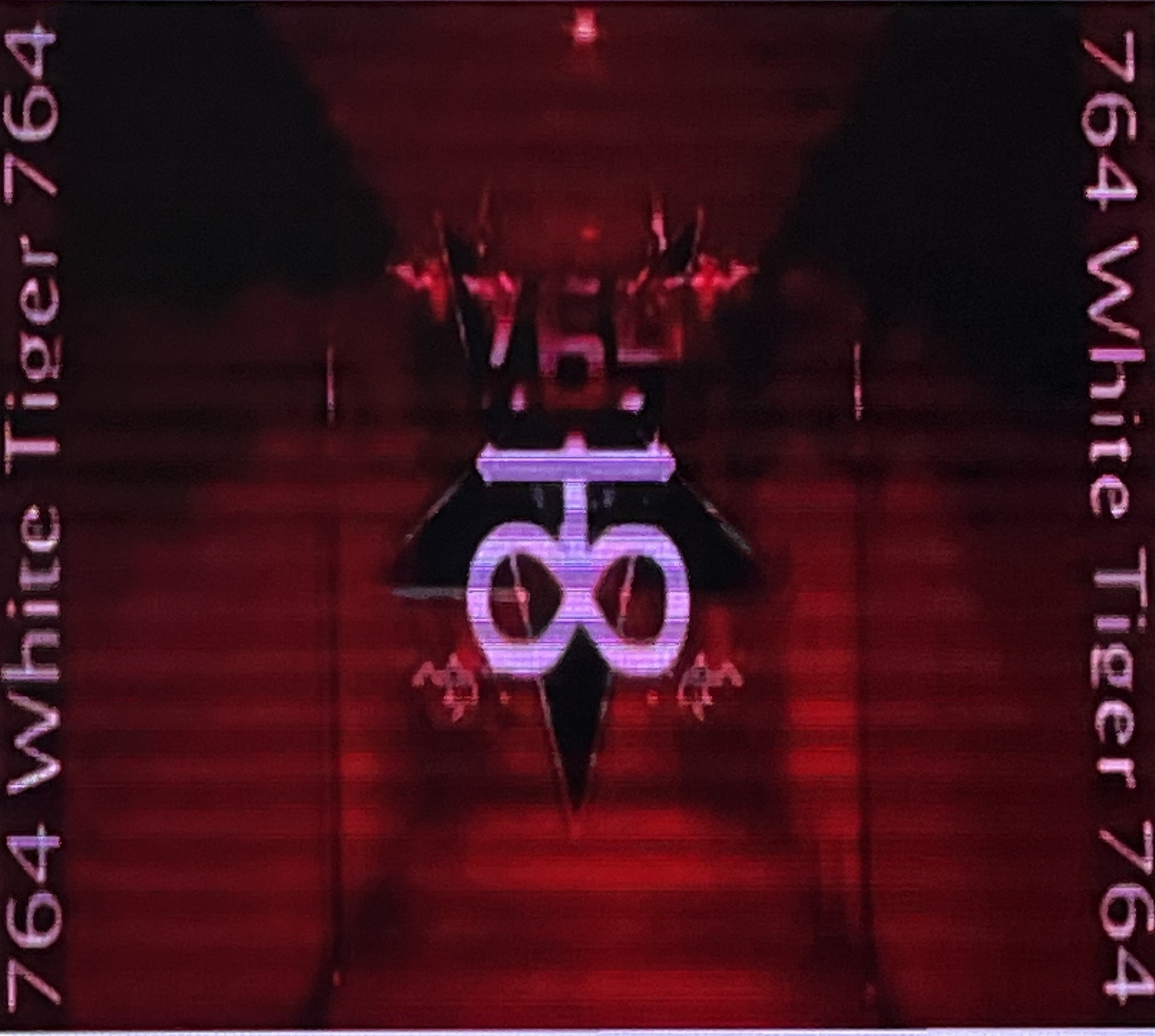 Ein roter Hintergrund mit den Ziffern 764