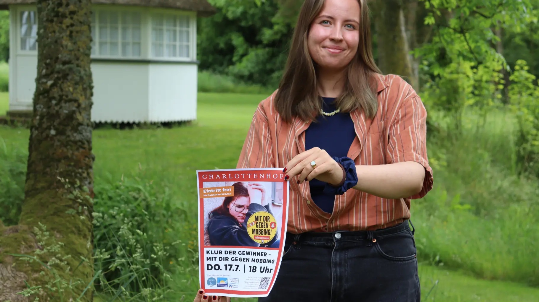 Eine junge Frau mit einem Plakat