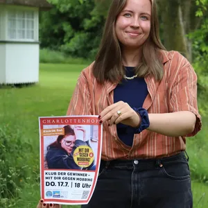 Eine junge Frau mit einem Plakat