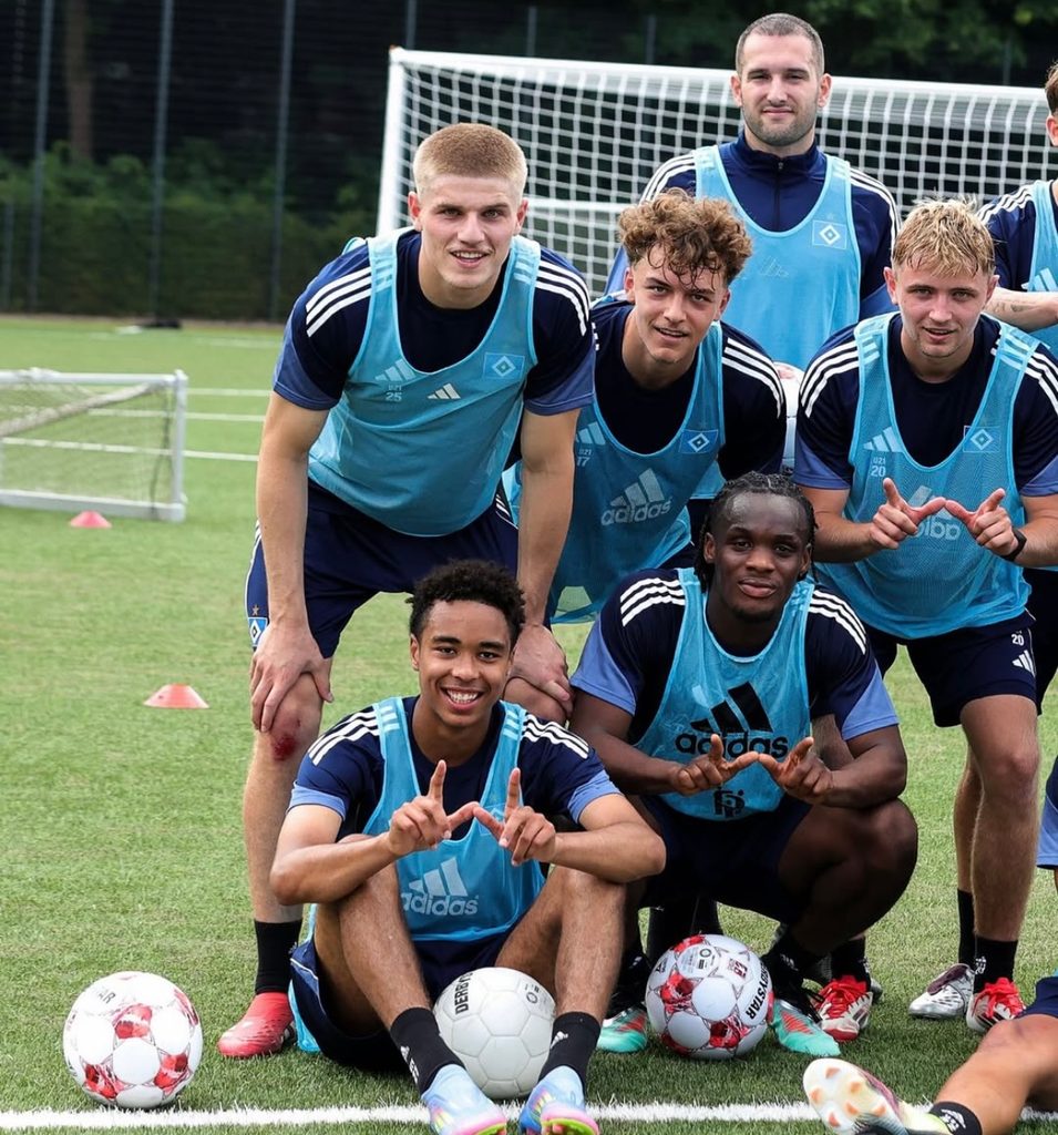 HSV-U21-Spieler posieren für ein Gruppenbild