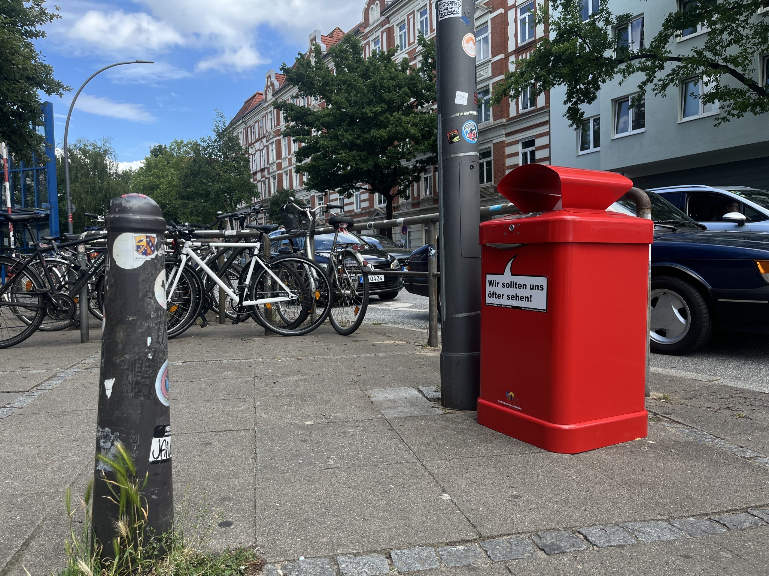 Ein Mülleimer mit Haube auf der Barnerstraße