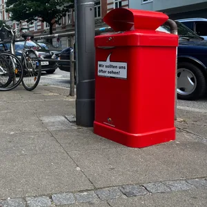 Ein Mülleimer mit Haube auf der Barnerstraße