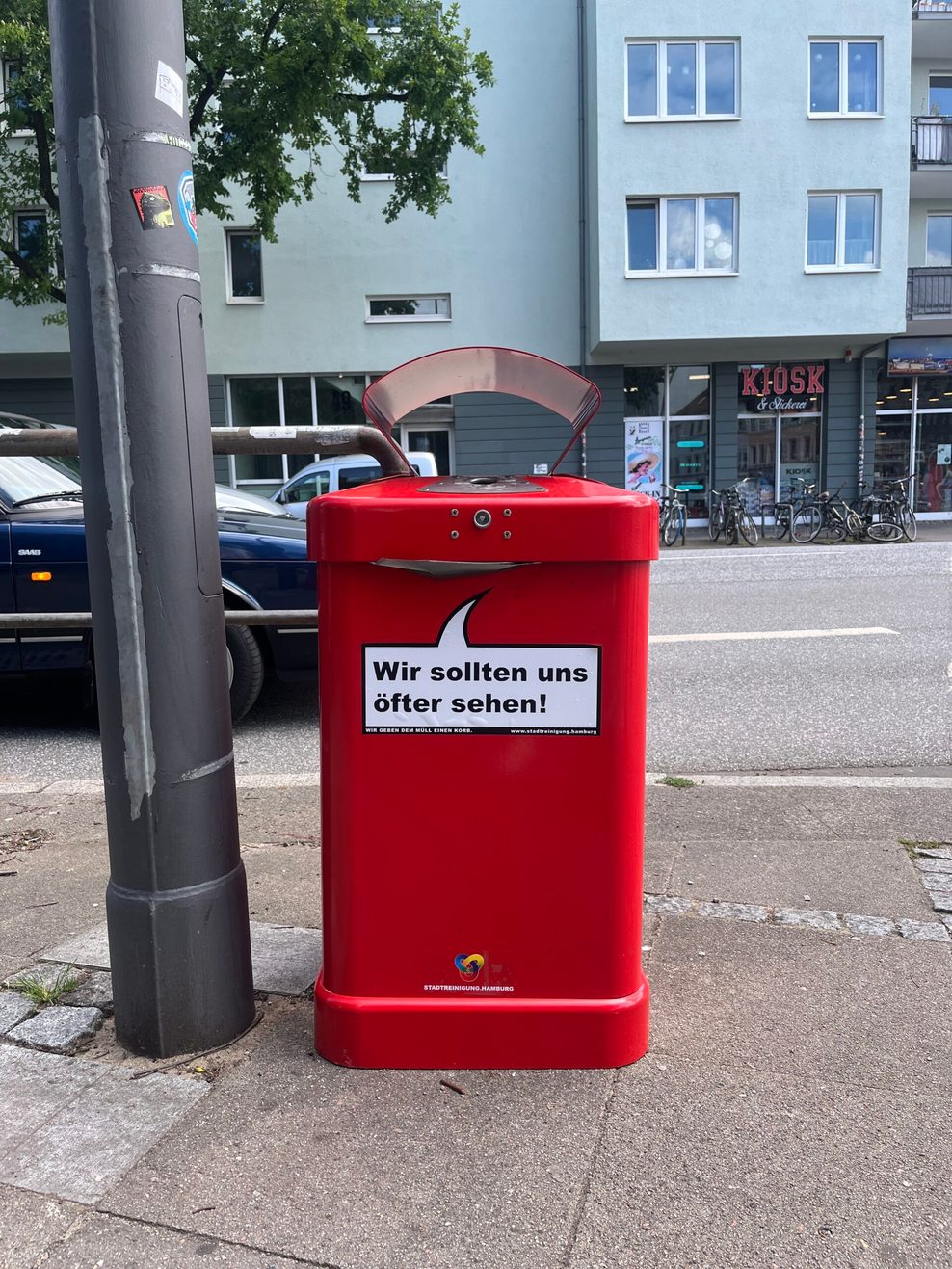 Ein Mülleimer mit Haube in der Barnerstraße