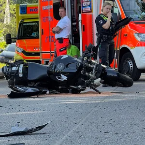Der Motorradfahrer wurde bei dem Crash getötet.