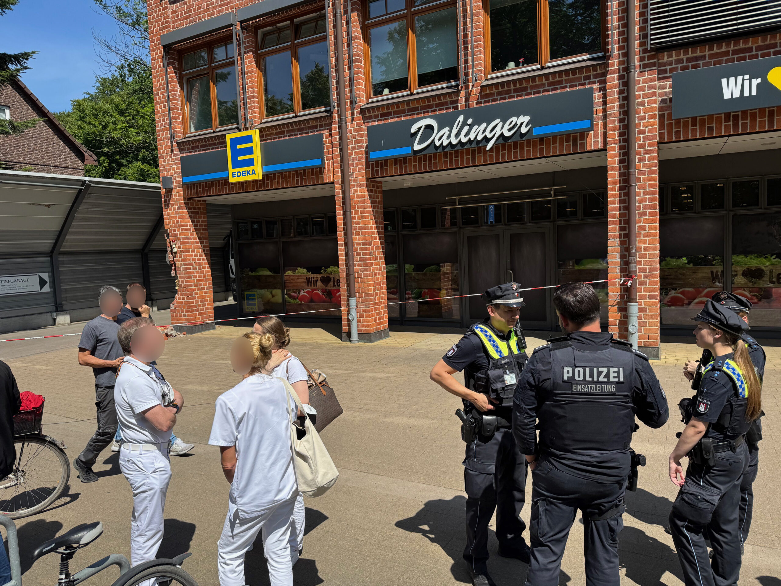 Der linke Pfeiler wurde beschädigt: Polizisten haben den Supermarkt und das Gebäude geräumt.