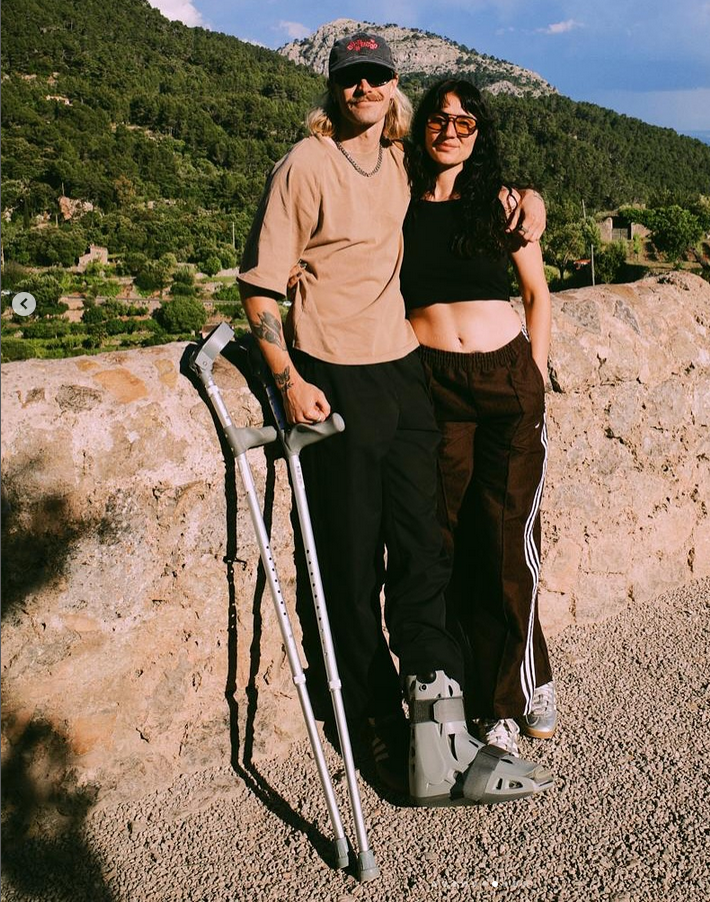 Jackson Irvine mit Krücken und seiner Freundin
