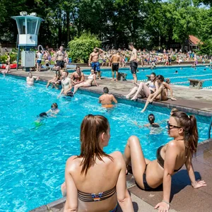 Personen baden in einem Freibad