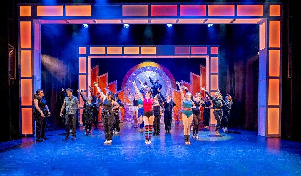 Bunt-witzig-mitrei-end-Das-Musical-Kein-Pardon-im-First-Stage-Theater