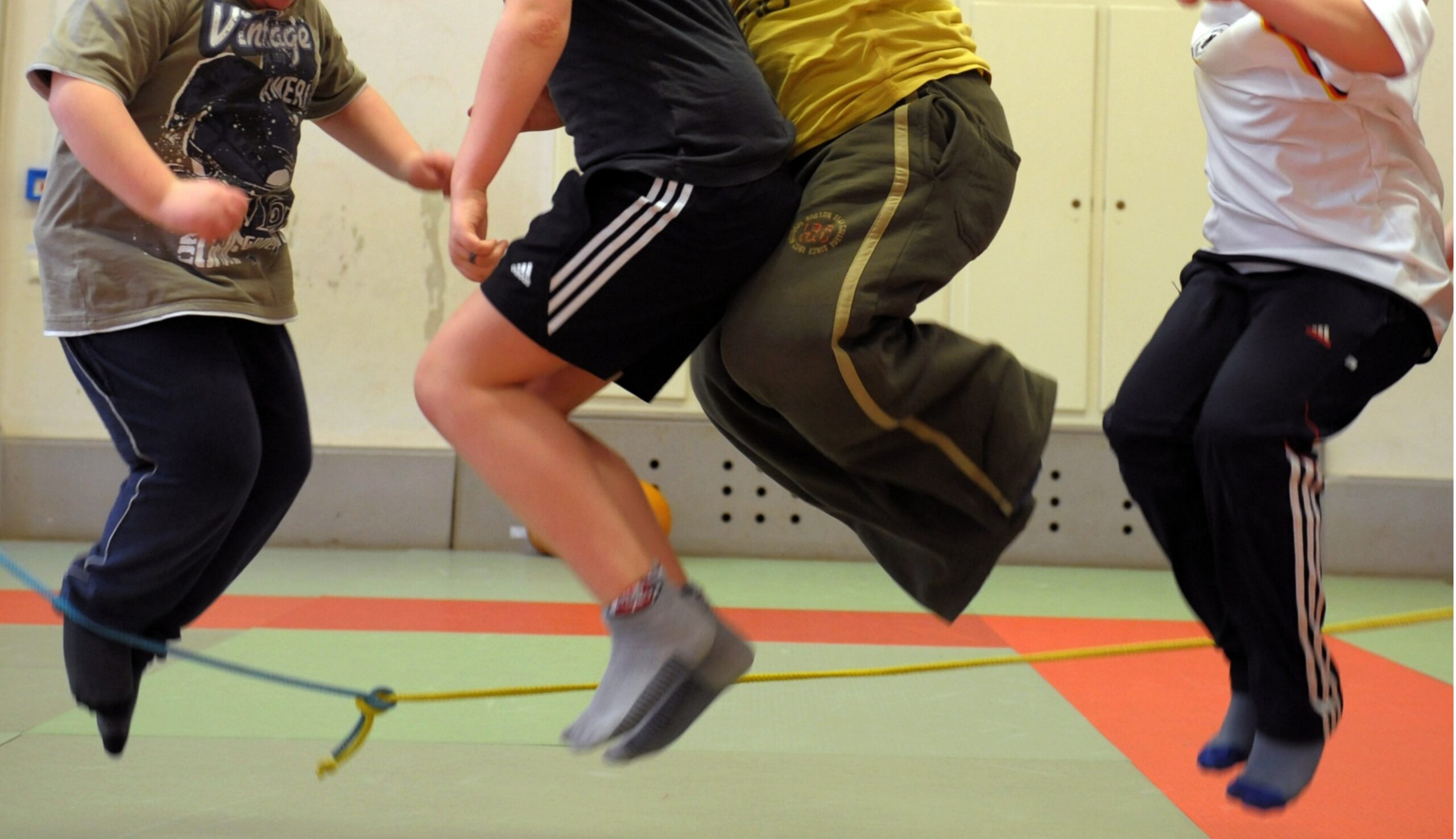 Kinder machen Sport in einer Halle. (Symbolbild)