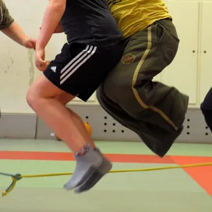 Kinder machen Sport in einer Halle. (Symbolbild)