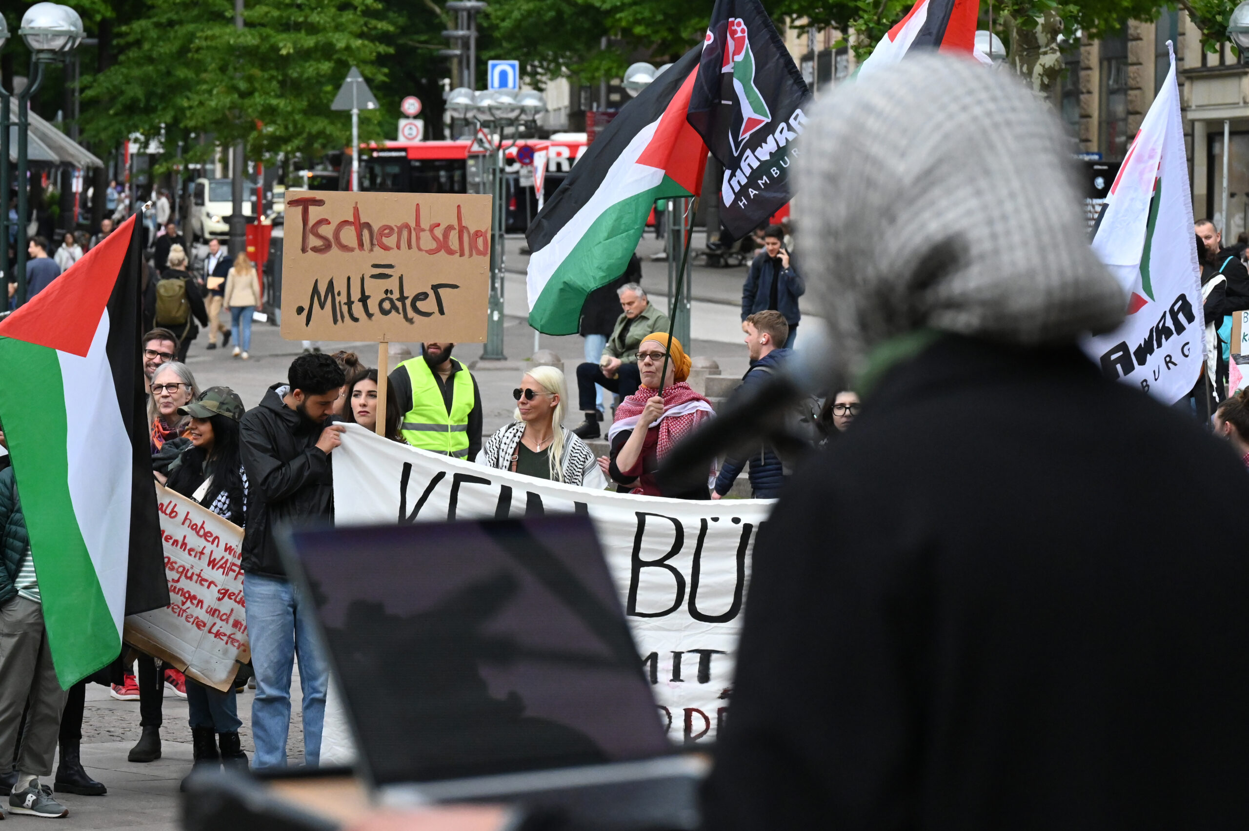 Am Donnerstagabend versammelten sich die Teilnehmer der Demo gegen den Krieg in Gaza auf dem Rathausmarkt.