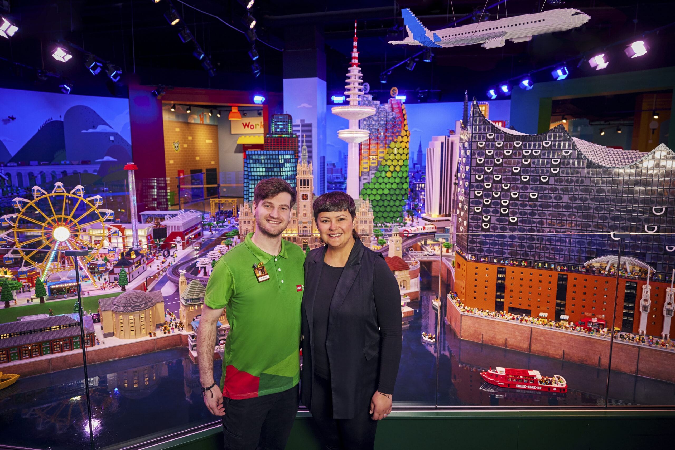 „Master Model Builder“ Robert Püschel und Center-Chefin Miriam Wolframm in der „Mini World“ des Lego Discovery Centre in der Hamburger HafenCity.